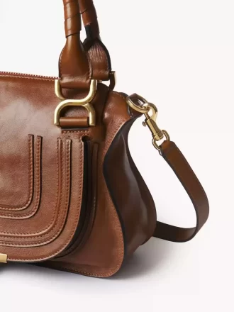 Kleine Marcie-Tasche aus glänzendem Leder Kleine Marcie-Tasche aus glänzendem Leder