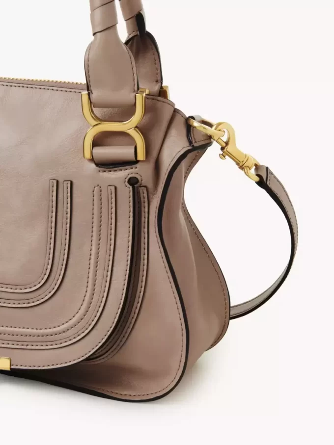 Kleine Marcie-Tasche aus glänzendem Leder Kleine Marcie-Tasche aus glänzendem Leder
