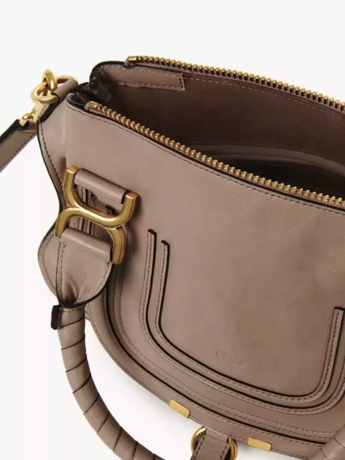 Kleine Marcie-Tasche aus glänzendem Leder Kleine Marcie-Tasche aus glänzendem Leder