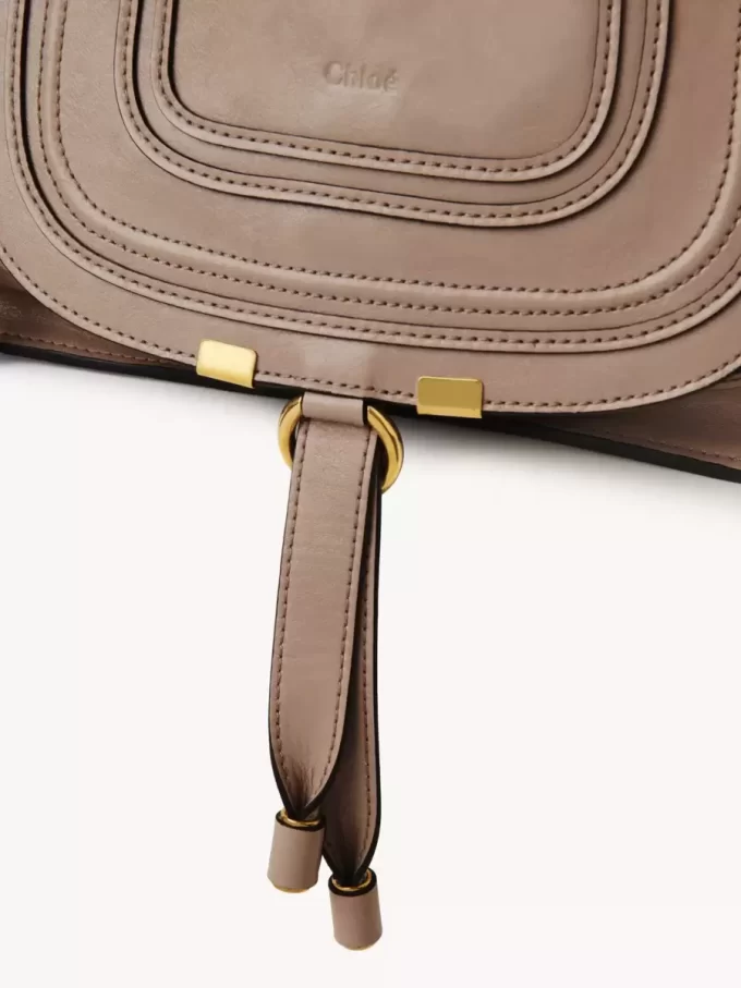 Kleine Marcie-Tasche aus glänzendem Leder Kleine Marcie-Tasche aus glänzendem Leder