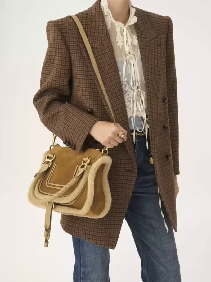 Kleine Marcie-Tasche aus Wildleder und Lammfell Kleine Marcie-Tasche aus Wildleder und Lammfell