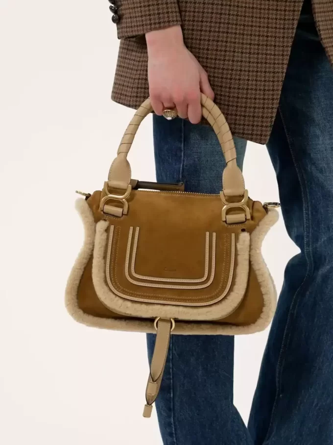 Kleine Marcie-Tasche aus Wildleder und Lammfell Kleine Marcie-Tasche aus Wildleder und Lammfell