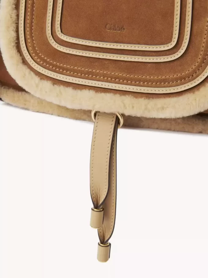 Kleine Marcie-Tasche aus Wildleder und Lammfell Kleine Marcie-Tasche aus Wildleder und Lammfell