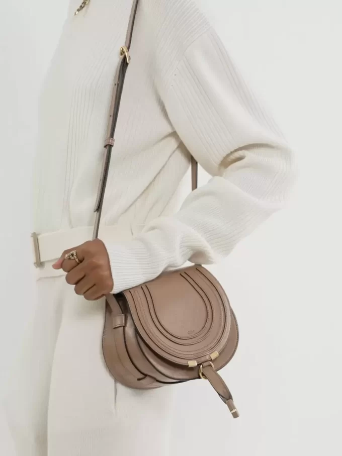 Kleine Satteltasche Marcie aus glänzendem Leder