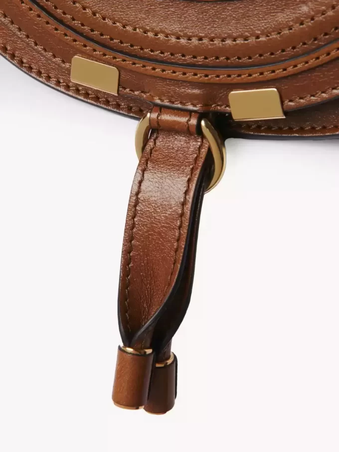 Kleine Satteltasche Marcie aus glänzendem Leder
