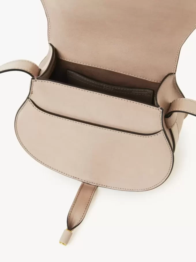 Kleine Satteltasche Marcie aus glänzendem Leder