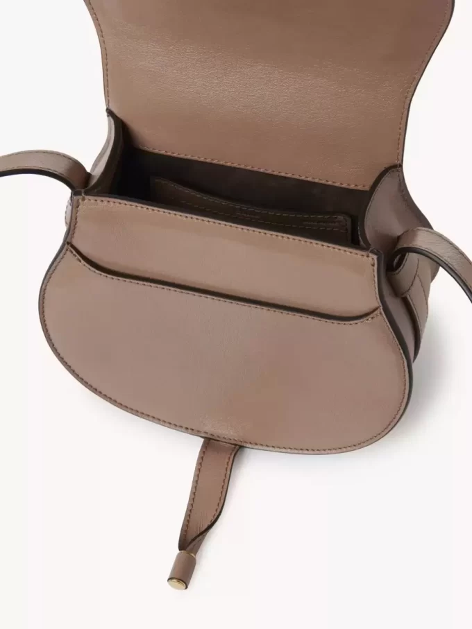 Kleine Satteltasche Marcie aus glänzendem Leder