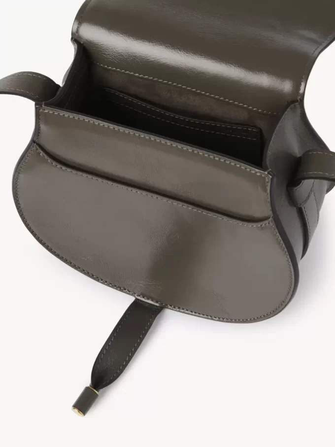 Kleine Satteltasche Marcie aus glänzendem Leder