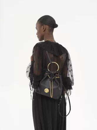 Kleiner Armband-Rucksack aus genarbtem Leder