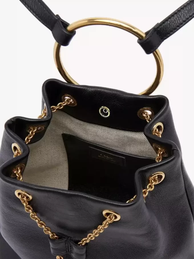Kleiner Armband-Rucksack aus genarbtem Leder Kleiner Armband-Rucksack aus genarbtem Leder