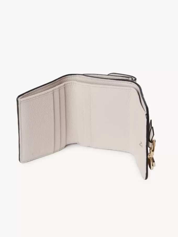 Kleines Alphabet-Dreifachfach aus genarbtem Leder Kleines Alphabet-Dreifachfach aus genarbtem Leder