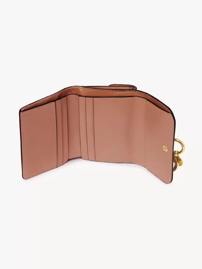Kleines Alphabet-Dreifachfach aus glänzendem Leder Kleines Alphabet-Dreifachfach aus glänzendem Leder