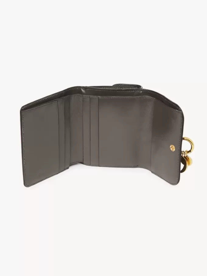 Kleines Alphabet-Dreifachfach aus glänzendem Leder Kleines Alphabet-Dreifachfach aus glänzendem Leder