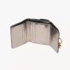 Kleines Alphabet-Dreifachfach aus metallisiertem Leder Kleines Alphabet-Dreifachfach aus metallisiertem Leder