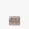 Kleines Alphabet-Dreifachfach aus metallisiertem Leder Kleines Alphabet-Dreifachfach aus metallisiertem Leder