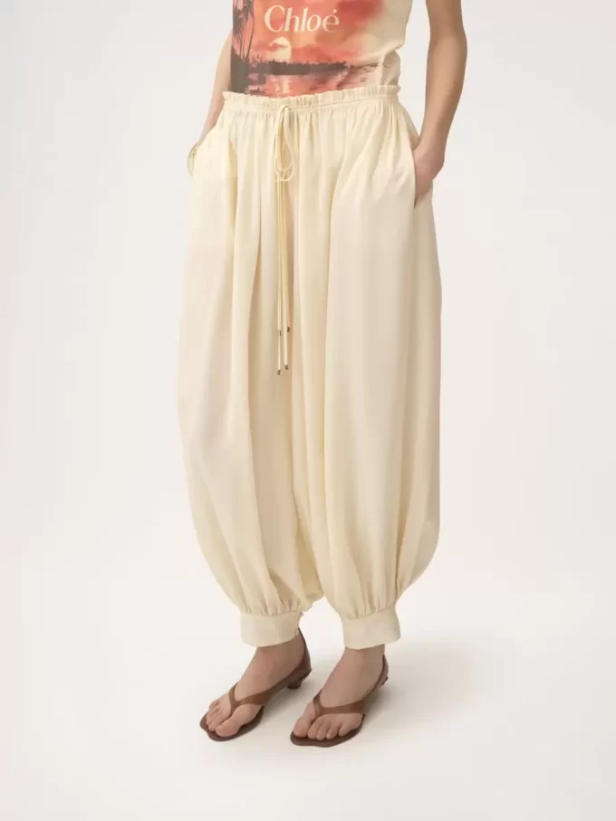 Kurze, fließende Hose aus Crêpe de Chine Kurze, fließende Hose aus Crêpe de Chine