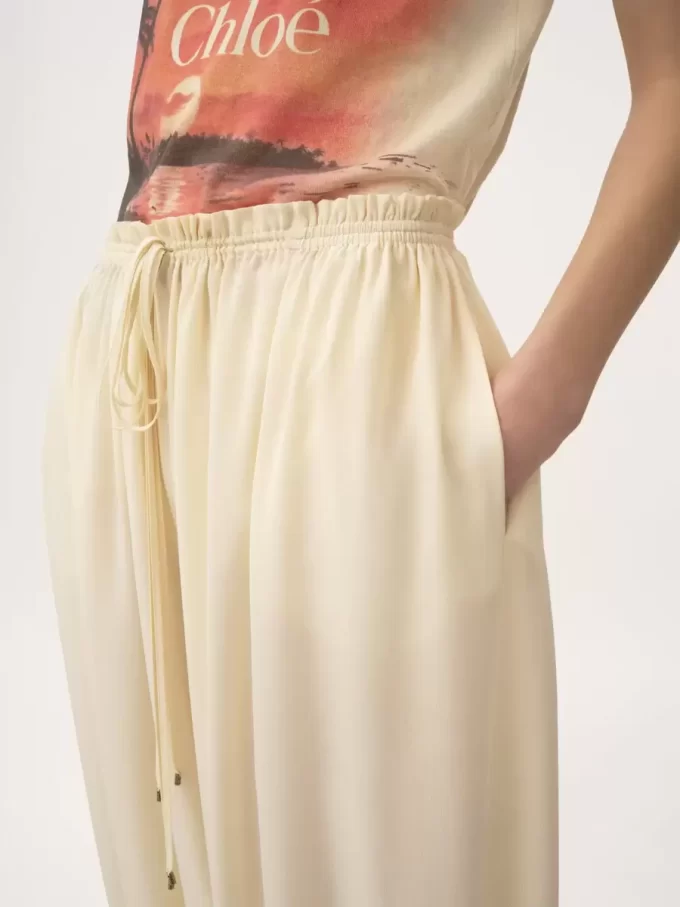 Kurze, fließende Hose aus Crêpe de Chine Kurze, fließende Hose aus Crêpe de Chine
