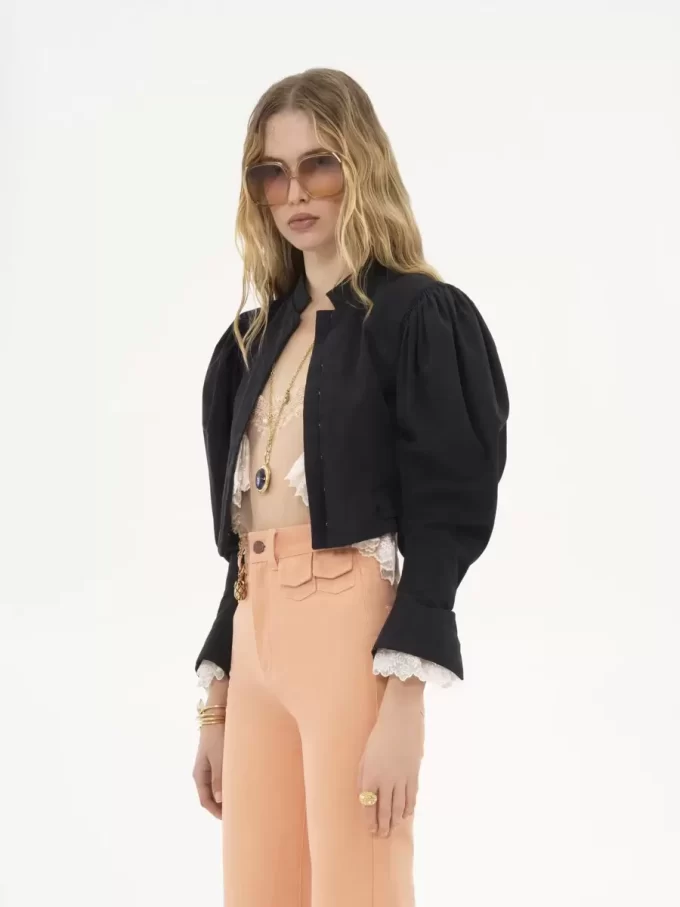 Kurze Jacke mit Puffärmeln aus Seidenfaille