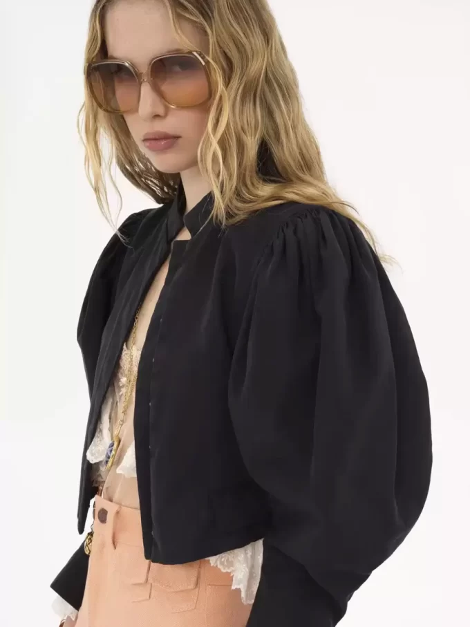 Kurze Jacke mit Puffärmeln aus Seidenfaille
