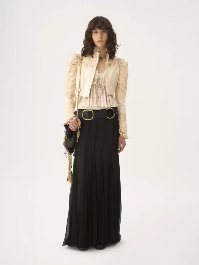 Kurze, taillierte Jacke aus Duchesse-Satin und Spitze Kurze, taillierte Jacke aus Duchesse-Satin und Spitze