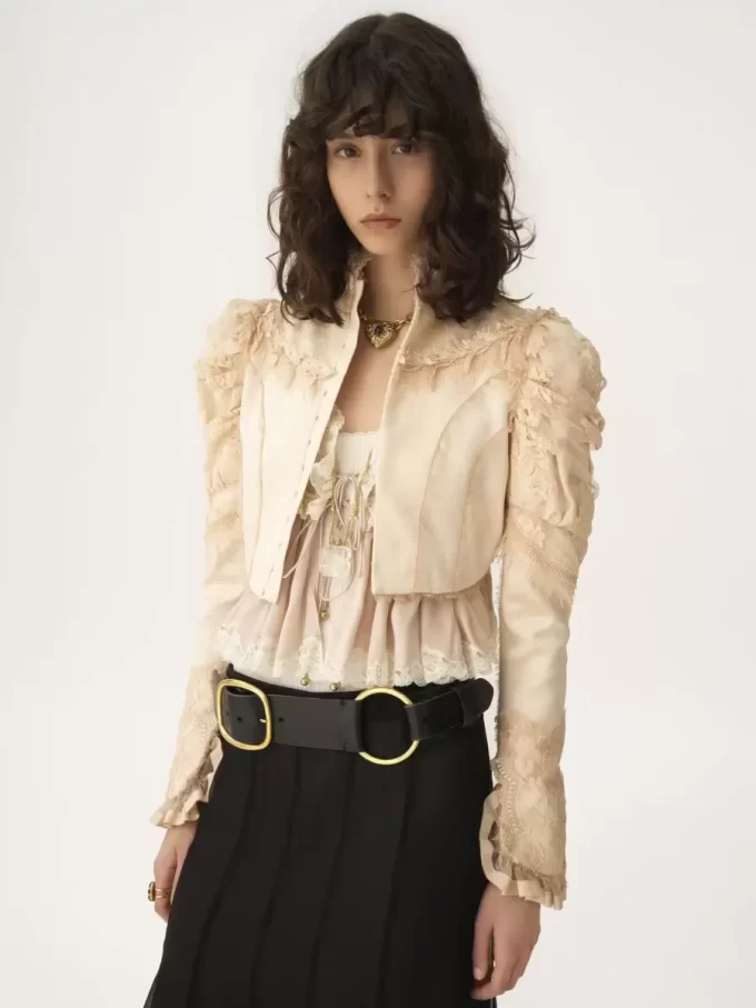 Kurze, taillierte Jacke aus Duchesse-Satin und Spitze Kurze, taillierte Jacke aus Duchesse-Satin und Spitze