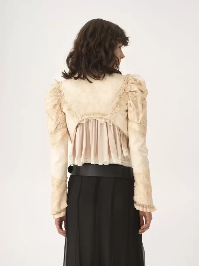 Kurze, taillierte Jacke aus Duchesse-Satin und Spitze Kurze, taillierte Jacke aus Duchesse-Satin und Spitze