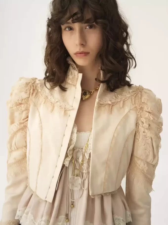 Kurze, taillierte Jacke aus Duchesse-Satin und Spitze Kurze, taillierte Jacke aus Duchesse-Satin und Spitze