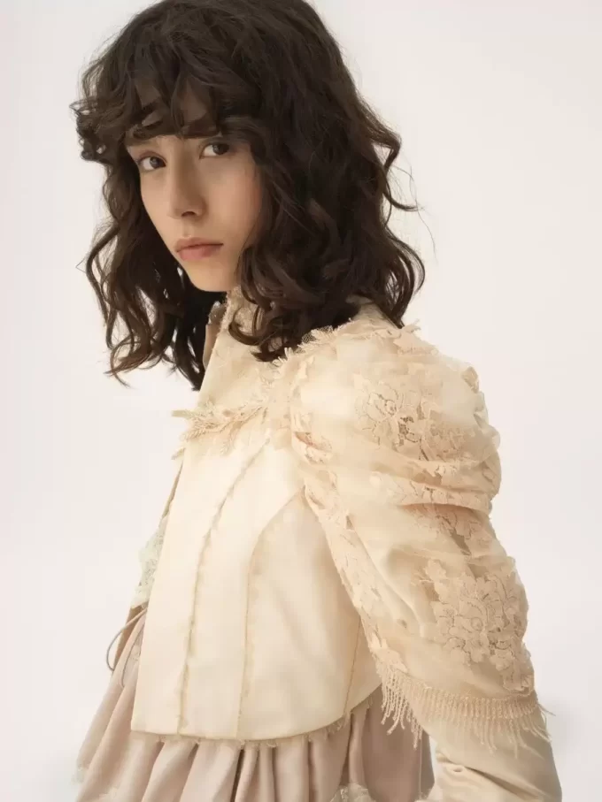 Kurze, taillierte Jacke aus Duchesse-Satin und Spitze Kurze, taillierte Jacke aus Duchesse-Satin und Spitze