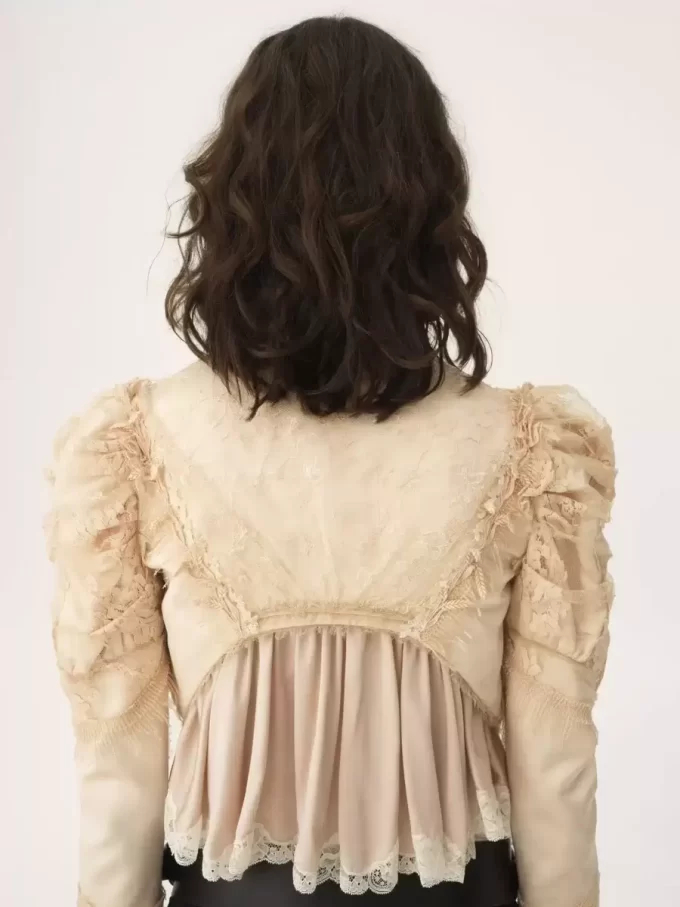 Kurze, taillierte Jacke aus Duchesse-Satin und Spitze Kurze, taillierte Jacke aus Duchesse-Satin und Spitze
