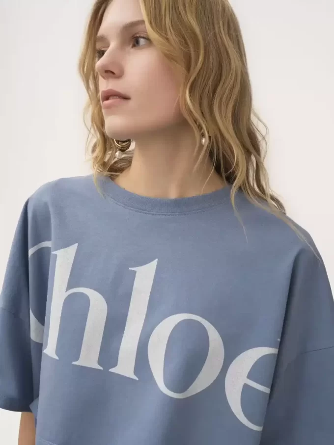 Kurzes T-Shirt mit kastenförmigem Logo aus Baumwolljersey Kurzes T-Shirt mit kastenförmigem Logo aus Baumwolljersey