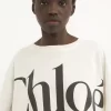 Kurzes T-Shirt mit kastenförmigem Logo aus Baumwolljersey Kurzes T-Shirt mit kastenförmigem Logo aus Baumwolljersey