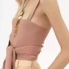 Kurzes Tanktop mit Bindeband vorne aus glänzendem Viskosestrick Kurzes Tanktop mit Bindeband vorne aus glänzendem Viskosestrick