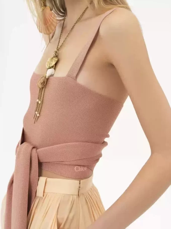 Kurzes Tanktop mit Bindeband vorne aus glänzendem Viskosestrick Kurzes Tanktop mit Bindeband vorne aus glänzendem Viskosestrick