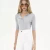 Kurzärmliges Henley-Shirt aus Leinen- und Seidenstrick Kurzärmliges Henley-Shirt aus Leinen- und Seidenstrick