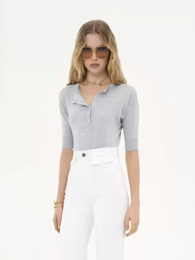 Kurzärmliges Henley-Shirt aus Leinen- und Seidenstrick Kurzärmliges Henley-Shirt aus Leinen- und Seidenstrick