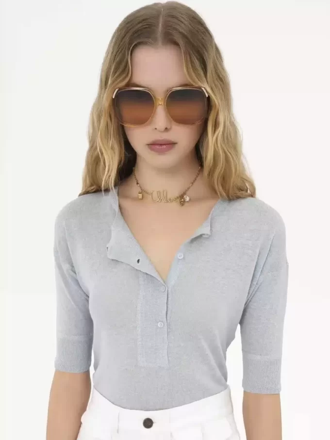 Kurzärmliges Henley-Shirt aus Leinen- und Seidenstrick Kurzärmliges Henley-Shirt aus Leinen- und Seidenstrick
