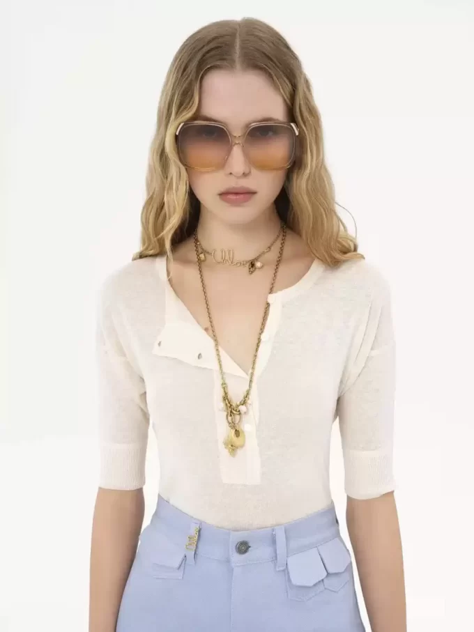 Kurzärmliges Henley-Shirt aus Leinen- und Seidenstrick Kurzärmliges Henley-Shirt aus Leinen- und Seidenstrick
