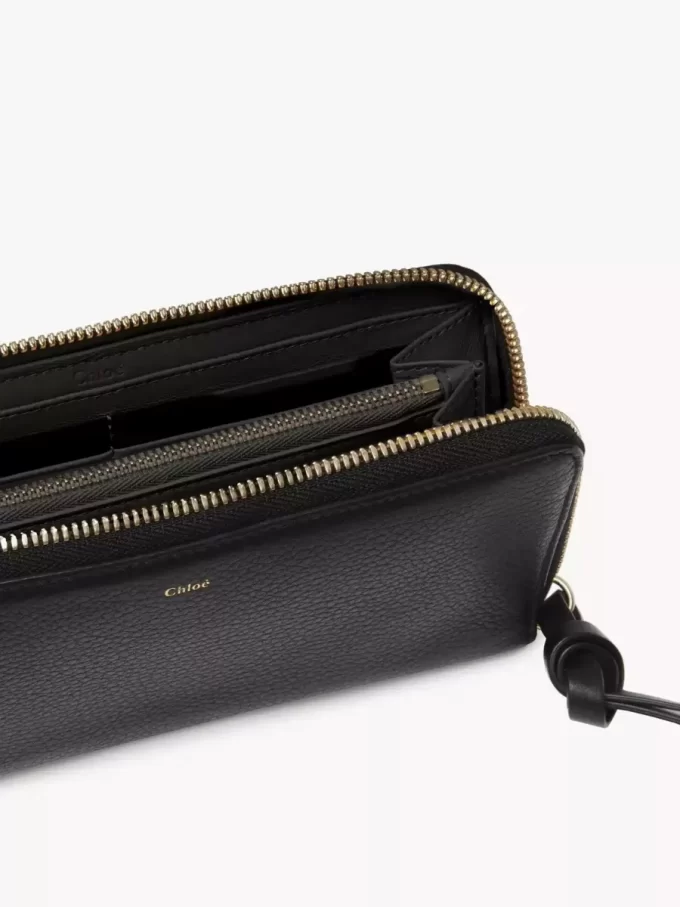 Lange Brieftasche mit Reißverschluss „Alphabet“ aus genarbtem Leder Lange Brieftasche mit Reißverschluss „Alphabet“ aus genarbtem Leder