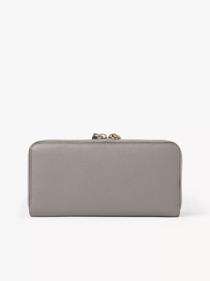 Lange Brieftasche mit Reißverschluss „Alphabet“ aus genarbtem Leder Lange Brieftasche mit Reißverschluss „Alphabet“ aus genarbtem Leder