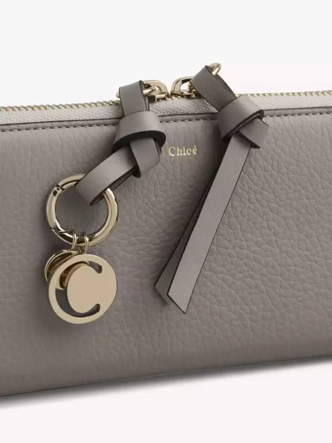 Lange Brieftasche mit Reißverschluss „Alphabet“ aus genarbtem Leder Lange Brieftasche mit Reißverschluss „Alphabet“ aus genarbtem Leder