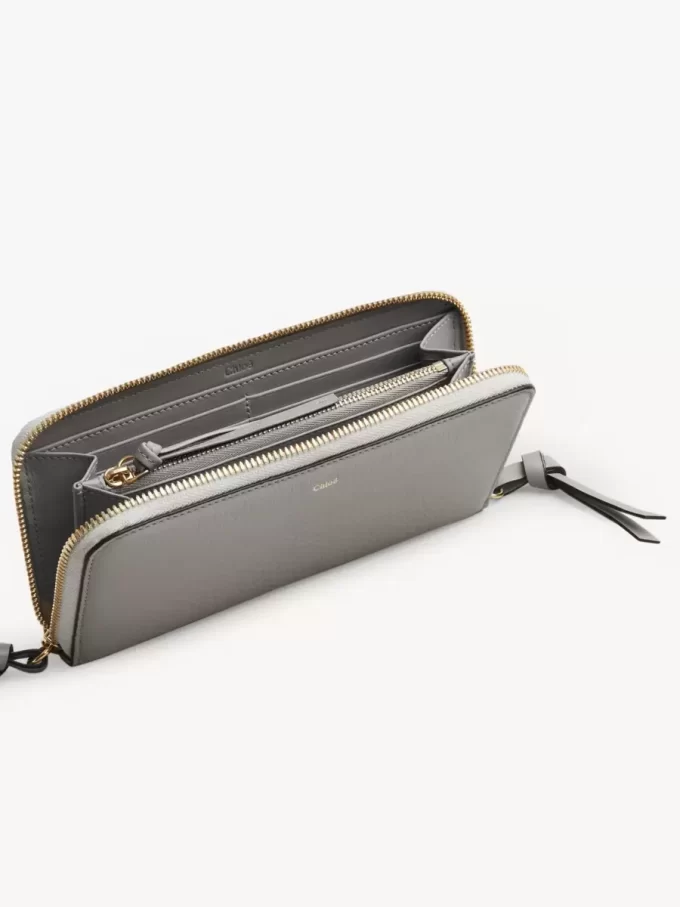 Lange Brieftasche mit Reißverschluss „Alphabet“ aus genarbtem Leder Lange Brieftasche mit Reißverschluss „Alphabet“ aus genarbtem Leder