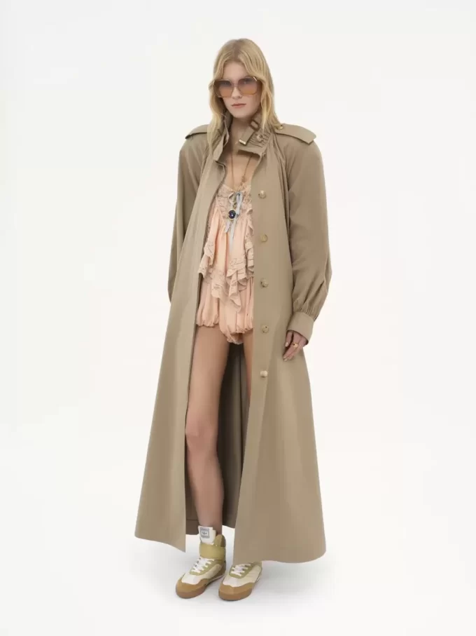Langer Trenchcoat mit hohem Kragen aus Baumwollgabardine Langer Trenchcoat mit hohem Kragen aus Baumwollgabardine