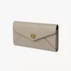 Langes Envelope-Portemonnaie mit Klappe aus genarbtem Leder Langes Envelope-Portemonnaie mit Klappe aus genarbtem Leder