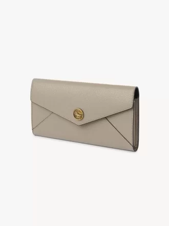 Langes Envelope-Portemonnaie mit Klappe aus genarbtem Leder