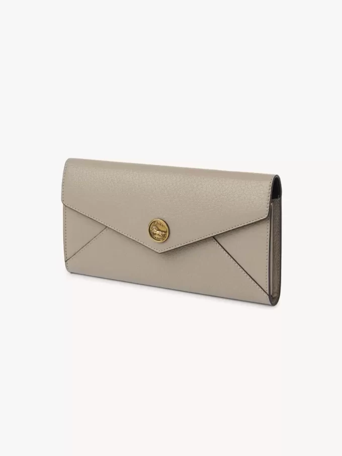 Langes Envelope-Portemonnaie mit Klappe aus genarbtem Leder Langes Envelope-Portemonnaie mit Klappe aus genarbtem Leder