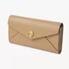 Langes Envelope-Portemonnaie mit Klappe aus genarbtem Leder Langes Envelope-Portemonnaie mit Klappe aus genarbtem Leder