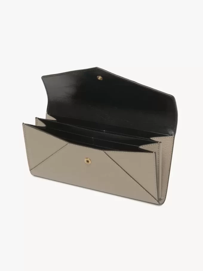 Langes Envelope-Portemonnaie mit Klappe aus genarbtem Leder Langes Envelope-Portemonnaie mit Klappe aus genarbtem Leder