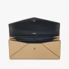 Langes Envelope-Portemonnaie mit Klappe aus genarbtem Leder Langes Envelope-Portemonnaie mit Klappe aus genarbtem Leder