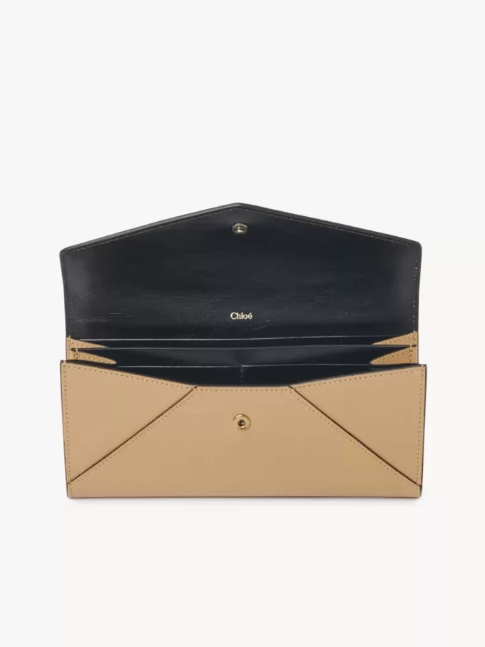 Langes Envelope-Portemonnaie mit Klappe aus genarbtem Leder Langes Envelope-Portemonnaie mit Klappe aus genarbtem Leder