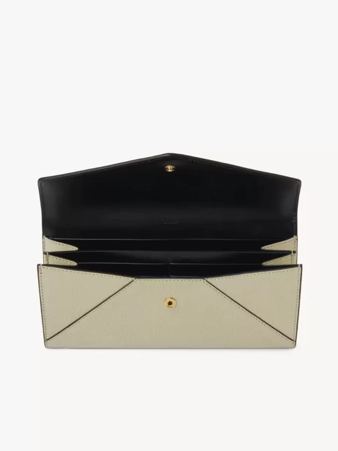 Langes Envelope-Portemonnaie mit Klappe aus genarbtem Leder Langes Envelope-Portemonnaie mit Klappe aus genarbtem Leder